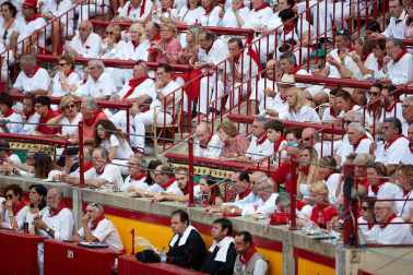 Público asistente a la Plaza de Toros de Pamplona durante la sexta corrida de la Feria del Toro 2019 con la ganadería de Núñez del Cuvillo para los diestros Cayetano Rivera, Miguel Ángel Perera y Antonio Ferrera.