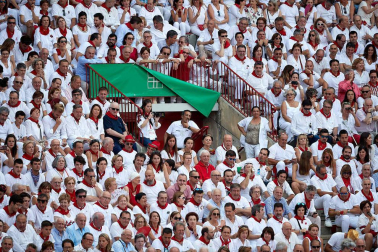 Público asistente a la Plaza de Toros de Pamplona durante la sexta corrida de la Feria del Toro 2019 con la ganadería de Núñez del Cuvillo para los diestros Cayetano Rivera, Miguel Ángel Perera y Antonio Ferrera.