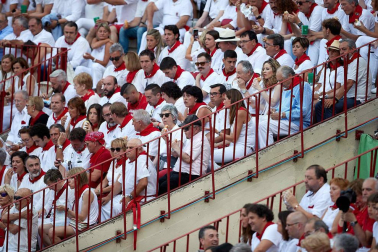 Público asistente a la Plaza de Toros de Pamplona durante la sexta corrida de la Feria del Toro 2019 con la ganadería de Núñez del Cuvillo para los diestros Cayetano Rivera, Miguel Ángel Perera y Antonio Ferrera.