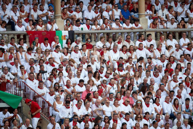 Público asistente a la Plaza de Toros de Pamplona durante la sexta corrida de la Feria del Toro 2019 con la ganadería de Núñez del Cuvillo para los diestros Cayetano Rivera, Miguel Ángel Perera y Antonio Ferrera.