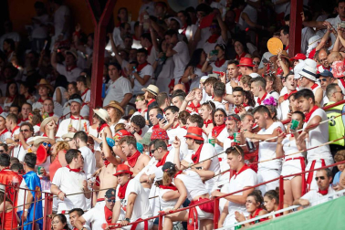 Público asistente a la Plaza de Toros de Pamplona durante la sexta corrida de la Feria del Toro 2019 con la ganadería de Núñez del Cuvillo para los diestros Cayetano Rivera, Miguel Ángel Perera y Antonio Ferrera.