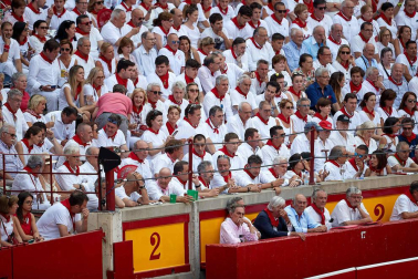 Público asistente a la Plaza de Toros de Pamplona durante la sexta corrida de la Feria del Toro 2019 con la ganadería de Núñez del Cuvillo para los diestros Cayetano Rivera, Miguel Ángel Perera y Antonio Ferrera.
