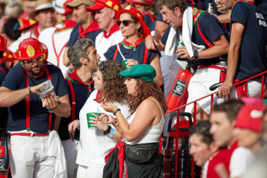 Público asistente a la Plaza de Toros de Pamplona durante la sexta corrida de la Feria del Toro 2019 con la ganadería de Núñez del Cuvillo para los diestros Cayetano Rivera, Miguel Ángel Perera y Antonio Ferrera.
