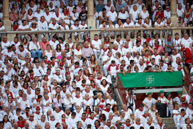 Público asistente a la Plaza de Toros de Pamplona durante la sexta corrida de la Feria del Toro 2019 con la ganadería de Núñez del Cuvillo para los diestros Cayetano Rivera, Miguel Ángel Perera y Antonio Ferrera.