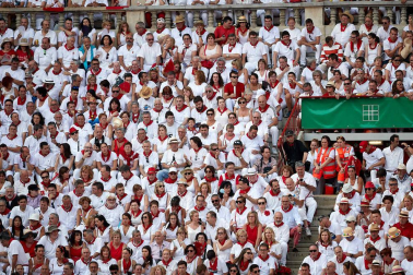 Público asistente a la Plaza de Toros de Pamplona durante la sexta corrida de la Feria del Toro 2019 con la ganadería de Núñez del Cuvillo para los diestros Cayetano Rivera, Miguel Ángel Perera y Antonio Ferrera.