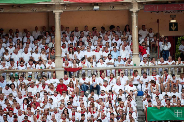 Público asistente a la Plaza de Toros de Pamplona durante la sexta corrida de la Feria del Toro 2019 con la ganadería de Núñez del Cuvillo para los diestros Cayetano Rivera, Miguel Ángel Perera y Antonio Ferrera.