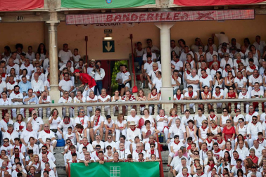 Público asistente a la Plaza de Toros de Pamplona durante la sexta corrida de la Feria del Toro 2019 con la ganadería de Núñez del Cuvillo para los diestros Cayetano Rivera, Miguel Ángel Perera y Antonio Ferrera.