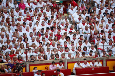 Público asistente a la Plaza de Toros de Pamplona durante la sexta corrida de la Feria del Toro 2019 con la ganadería de Núñez del Cuvillo para los diestros Cayetano Rivera, Miguel Ángel Perera y Antonio Ferrera.