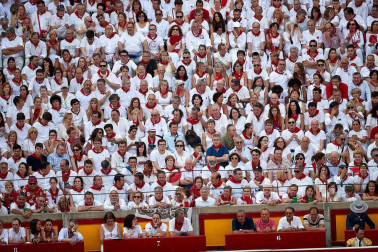 Público asistente a la Plaza de Toros de Pamplona durante la sexta corrida de la Feria del Toro 2019 con la ganadería de Núñez del Cuvillo para los diestros Cayetano Rivera, Miguel Ángel Perera y Antonio Ferrera.