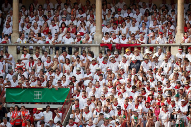 Público asistente a la Plaza de Toros de Pamplona durante la sexta corrida de la Feria del Toro 2019 con la ganadería de Núñez del Cuvillo para los diestros Cayetano Rivera, Miguel Ángel Perera y Antonio Ferrera.