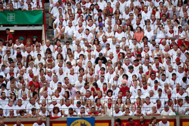 Público asistente a la Plaza de Toros de Pamplona durante la sexta corrida de la Feria del Toro 2019 con la ganadería de Núñez del Cuvillo para los diestros Cayetano Rivera, Miguel Ángel Perera y Antonio Ferrera.