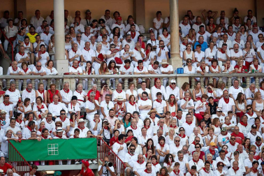 Público asistente a la Plaza de Toros de Pamplona durante la sexta corrida de la Feria del Toro 2019 con la ganadería de Núñez del Cuvillo para los diestros Cayetano Rivera, Miguel Ángel Perera y Antonio Ferrera.