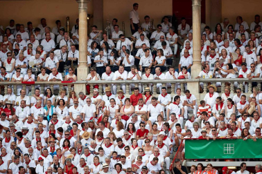 Público asistente a la Plaza de Toros de Pamplona durante la sexta corrida de la Feria del Toro 2019 con la ganadería de Núñez del Cuvillo para los diestros Cayetano Rivera, Miguel Ángel Perera y Antonio Ferrera.