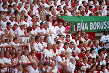 Público asistente a la Plaza de Toros de Pamplona durante la sexta corrida de la Feria del Toro 2019 con la ganadería de Núñez del Cuvillo para los diestros Cayetano Rivera, Miguel Ángel Perera y Antonio Ferrera.