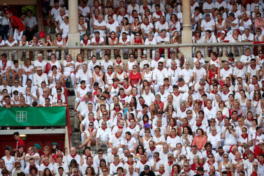 Público asistente a la Plaza de Toros de Pamplona durante la sexta corrida de la Feria del Toro 2019 con la ganadería de Núñez del Cuvillo para los diestros Cayetano Rivera, Miguel Ángel Perera y Antonio Ferrera.