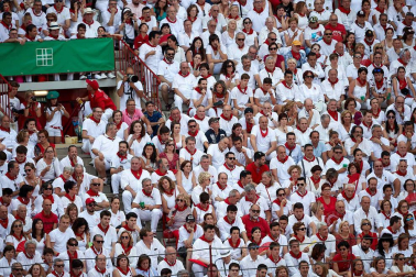 Público asistente a la Plaza de Toros de Pamplona durante la sexta corrida de la Feria del Toro 2019 con la ganadería de Núñez del Cuvillo para los diestros Cayetano Rivera, Miguel Ángel Perera y Antonio Ferrera.