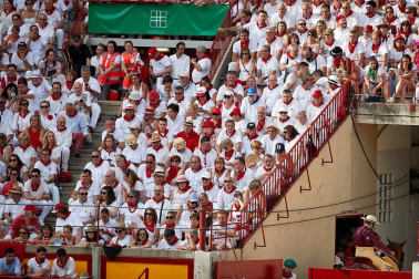 Público asistente a la Plaza de Toros de Pamplona durante la sexta corrida de la Feria del Toro 2019 con la ganadería de Núñez del Cuvillo para los diestros Cayetano Rivera, Miguel Ángel Perera y Antonio Ferrera.