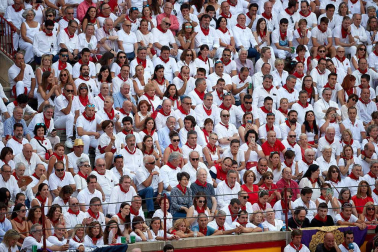 Público asistente a la Plaza de Toros de Pamplona durante la sexta corrida de la Feria del Toro 2019 con la ganadería de Núñez del Cuvillo para los diestros Cayetano Rivera, Miguel Ángel Perera y Antonio Ferrera.