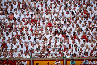 Público asistente a la Plaza de Toros de Pamplona durante la sexta corrida de la Feria del Toro 2019 con la ganadería de Núñez del Cuvillo para los diestros Cayetano Rivera, Miguel Ángel Perera y Antonio Ferrera.
