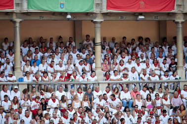 Público asistente a la Plaza de Toros de Pamplona durante la sexta corrida de la Feria del Toro 2019 con la ganadería de Núñez del Cuvillo para los diestros Cayetano Rivera, Miguel Ángel Perera y Antonio Ferrera.