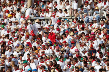 Público asistente a la Plaza de Toros de Pamplona durante la sexta corrida de la Feria del Toro 2019 con la ganadería de Núñez del Cuvillo para los diestros Cayetano Rivera, Miguel Ángel Perera y Antonio Ferrera.
