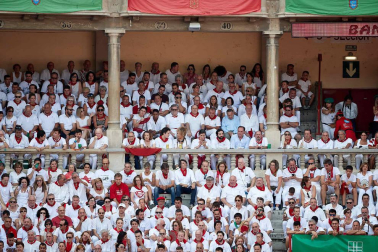 Público asistente a la Plaza de Toros de Pamplona durante la sexta corrida de la Feria del Toro 2019 con la ganadería de Núñez del Cuvillo para los diestros Cayetano Rivera, Miguel Ángel Perera y Antonio Ferrera.
