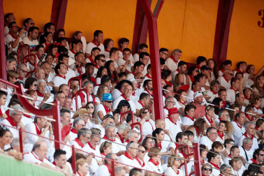 Público asistente a la Plaza de Toros de Pamplona durante la sexta corrida de la Feria del Toro 2019 con la ganadería de Núñez del Cuvillo para los diestros Cayetano Rivera, Miguel Ángel Perera y Antonio Ferrera.