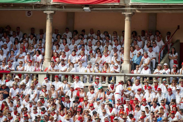 Público asistente a la Plaza de Toros de Pamplona durante la sexta corrida de la Feria del Toro 2019 con la ganadería de Núñez del Cuvillo para los diestros Cayetano Rivera, Miguel Ángel Perera y Antonio Ferrera.