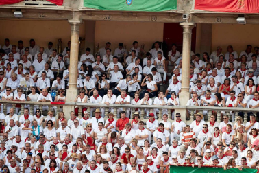 Público asistente a la Plaza de Toros de Pamplona durante la sexta corrida de la Feria del Toro 2019 con la ganadería de Núñez del Cuvillo para los diestros Cayetano Rivera, Miguel Ángel Perera y Antonio Ferrera.