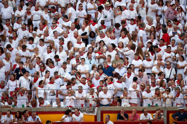 Público asistente a la Plaza de Toros de Pamplona durante la sexta corrida de la Feria del Toro 2019 con la ganadería de Núñez del Cuvillo para los diestros Cayetano Rivera, Miguel Ángel Perera y Antonio Ferrera.