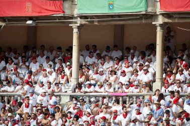 Público asistente a la Plaza de Toros de Pamplona durante la sexta corrida de la Feria del Toro 2019 con la ganadería de Núñez del Cuvillo para los diestros Cayetano Rivera, Miguel Ángel Perera y Antonio Ferrera.