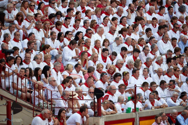 Público asistente a la Plaza de Toros de Pamplona durante la sexta corrida de la Feria del Toro 2019 con la ganadería de Núñez del Cuvillo para los diestros Cayetano Rivera, Miguel Ángel Perera y Antonio Ferrera.