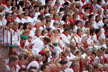 Público asistente a la Plaza de Toros de Pamplona durante la sexta corrida de la Feria del Toro 2019 con la ganadería de Núñez del Cuvillo para los diestros Cayetano Rivera, Miguel Ángel Perera y Antonio Ferrera.