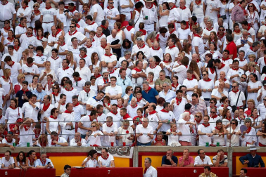 Público asistente a la Plaza de Toros de Pamplona durante la sexta corrida de la Feria del Toro 2019 con la ganadería de Núñez del Cuvillo para los diestros Cayetano Rivera, Miguel Ángel Perera y Antonio Ferrera.