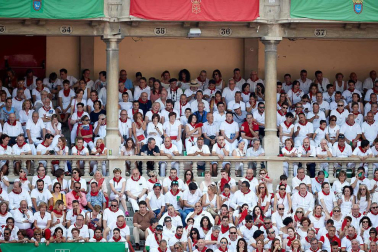 Público asistente a la Plaza de Toros de Pamplona durante la sexta corrida de la Feria del Toro 2019 con la ganadería de Núñez del Cuvillo para los diestros Cayetano Rivera, Miguel Ángel Perera y Antonio Ferrera.