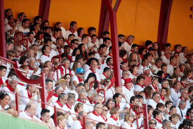 Público asistente a la Plaza de Toros de Pamplona durante la sexta corrida de la Feria del Toro 2019 con la ganadería de Núñez del Cuvillo para los diestros Cayetano Rivera, Miguel Ángel Perera y Antonio Ferrera.