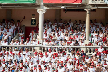 Público asistente a la Plaza de Toros de Pamplona durante la sexta corrida de la Feria del Toro 2019 con la ganadería de Núñez del Cuvillo para los diestros Cayetano Rivera, Miguel Ángel Perera y Antonio Ferrera.