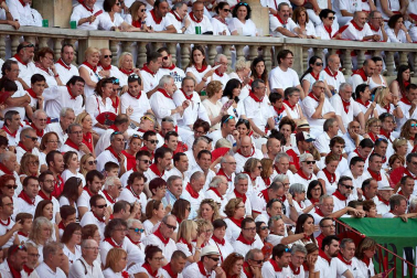 Público asistente a la Plaza de Toros de Pamplona durante la sexta corrida de la Feria del Toro 2019 con la ganadería de Núñez del Cuvillo para los diestros Cayetano Rivera, Miguel Ángel Perera y Antonio Ferrera.
