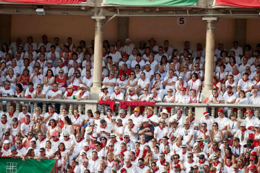 Público asistente a la Plaza de Toros de Pamplona durante la sexta corrida de la Feria del Toro 2019 con la ganadería de Núñez del Cuvillo para los diestros Cayetano Rivera, Miguel Ángel Perera y Antonio Ferrera.