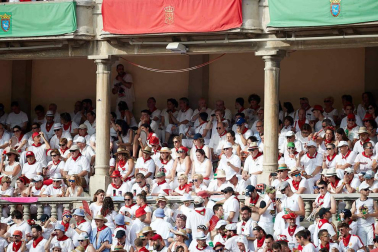 Público asistente a la Plaza de Toros de Pamplona durante la sexta corrida de la Feria del Toro 2019 con la ganadería de Núñez del Cuvillo para los diestros Cayetano Rivera, Miguel Ángel Perera y Antonio Ferrera.