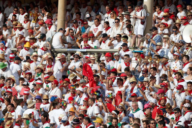 Público asistente a la Plaza de Toros de Pamplona durante la sexta corrida de la Feria del Toro 2019 con la ganadería de Núñez del Cuvillo para los diestros Cayetano Rivera, Miguel Ángel Perera y Antonio Ferrera.