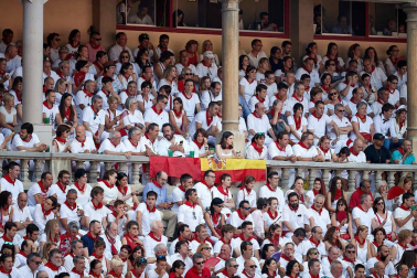 Público asistente a la Plaza de Toros de Pamplona durante la sexta corrida de la Feria del Toro 2019 con la ganadería de Núñez del Cuvillo para los diestros Cayetano Rivera, Miguel Ángel Perera y Antonio Ferrera.