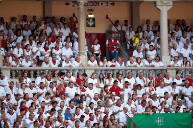 Público asistente a la Plaza de Toros de Pamplona durante la sexta corrida de la Feria del Toro 2019 con la ganadería de Núñez del Cuvillo para los diestros Cayetano Rivera, Miguel Ángel Perera y Antonio Ferrera.