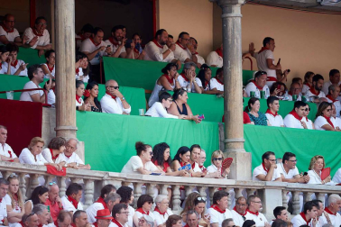 Público asistente a la Plaza de Toros de Pamplona durante la sexta corrida de la Feria del Toro 2019 con la ganadería de Núñez del Cuvillo para los diestros Cayetano Rivera, Miguel Ángel Perera y Antonio Ferrera.