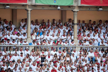 Público asistente a la Plaza de Toros de Pamplona durante la sexta corrida de la Feria del Toro 2019 con la ganadería de Núñez del Cuvillo para los diestros Cayetano Rivera, Miguel Ángel Perera y Antonio Ferrera.