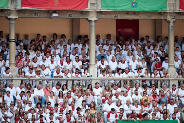Público asistente a la Plaza de Toros de Pamplona durante la sexta corrida de la Feria del Toro 2019 con la ganadería de Núñez del Cuvillo para los diestros Cayetano Rivera, Miguel Ángel Perera y Antonio Ferrera.