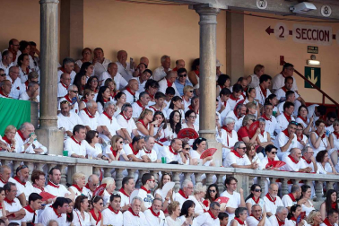 Público asistente a la Plaza de Toros de Pamplona durante la sexta corrida de la Feria del Toro 2019 con la ganadería de Núñez del Cuvillo para los diestros Cayetano Rivera, Miguel Ángel Perera y Antonio Ferrera.