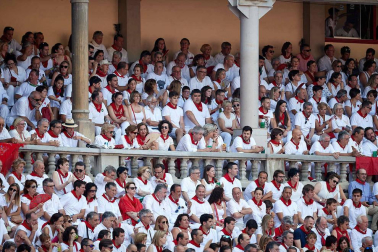 Público asistente a la Plaza de Toros de Pamplona durante la sexta corrida de la Feria del Toro 2019 con la ganadería de Núñez del Cuvillo para los diestros Cayetano Rivera, Miguel Ángel Perera y Antonio Ferrera.
