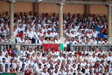 Público asistente a la Plaza de Toros de Pamplona durante la sexta corrida de la Feria del Toro 2019 con la ganadería de Núñez del Cuvillo para los diestros Cayetano Rivera, Miguel Ángel Perera y Antonio Ferrera.