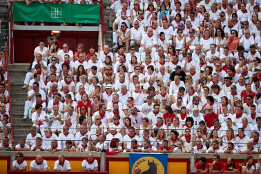 Público asistente a la Plaza de Toros de Pamplona durante la sexta corrida de la Feria del Toro 2019 con la ganadería de Núñez del Cuvillo para los diestros Cayetano Rivera, Miguel Ángel Perera y Antonio Ferrera.
